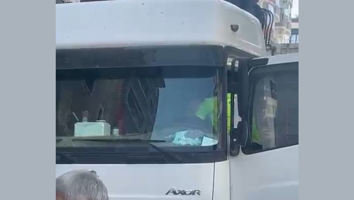 Kalp krizi geçiren tır sürüsü otomobile çarptı: 2 yaralı