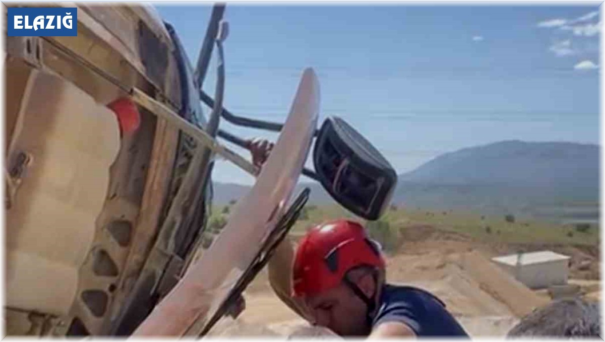 Kamyon devrildi, sıkışan sürücü ekipler tarafından çıkartıldı