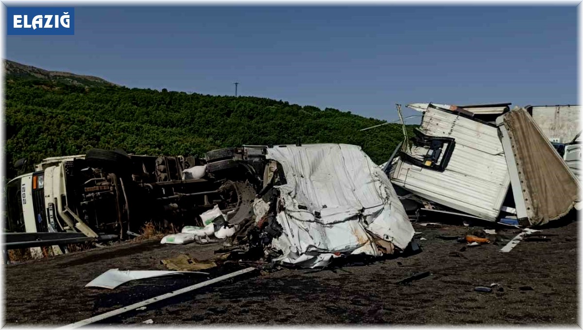 Kamyon ile çarpışan tırın kupası ayrıldı: 1 yaralı