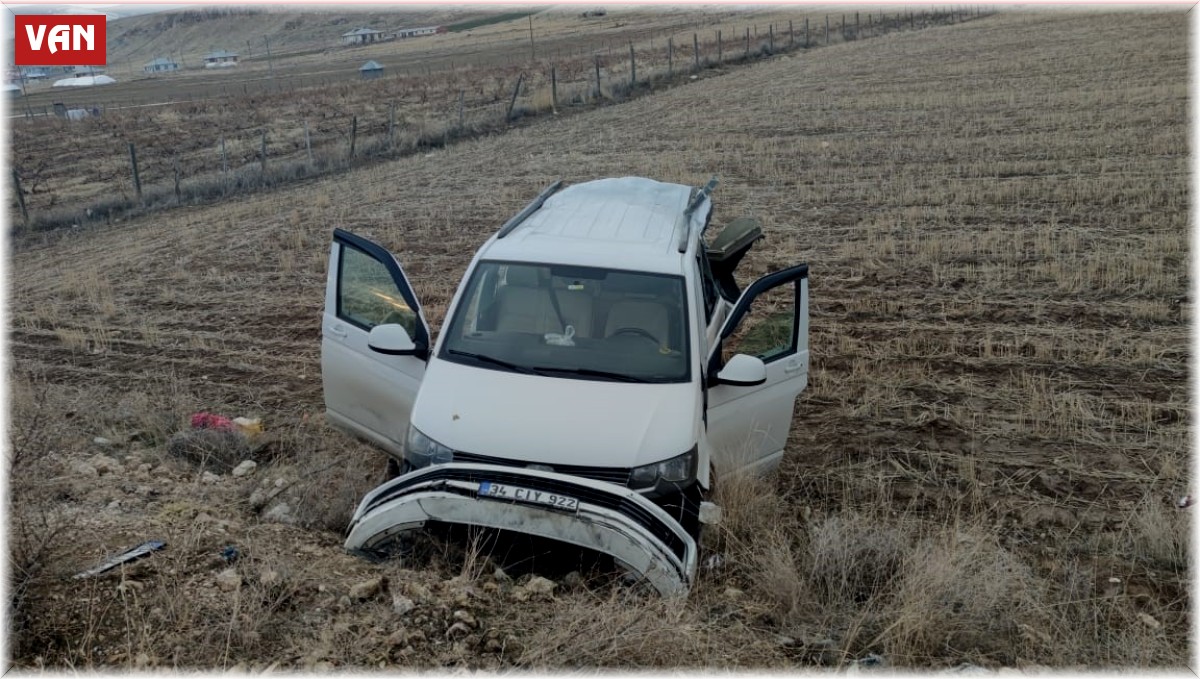 Kamyon panelvan araca çarptı: 3 yaralı