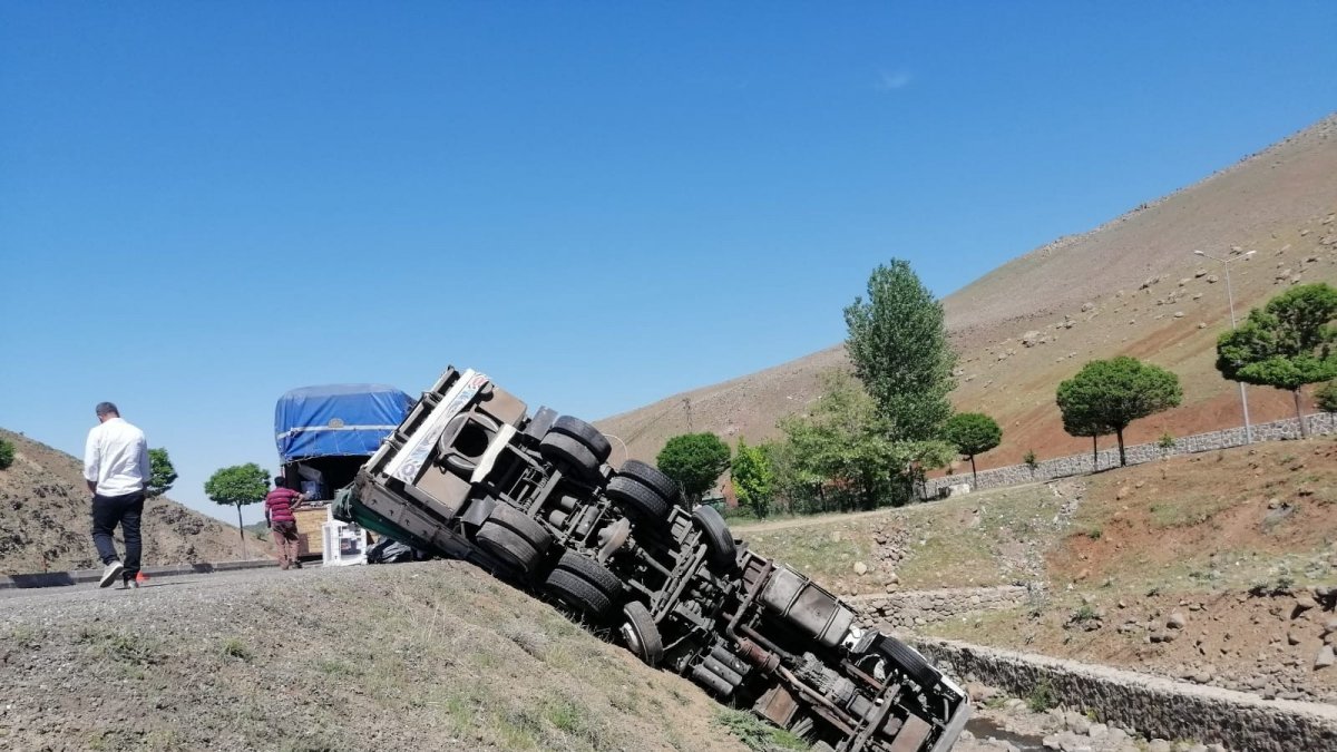 Kamyon şarampole devrildi, sürücü kazayı ucuz atlattı