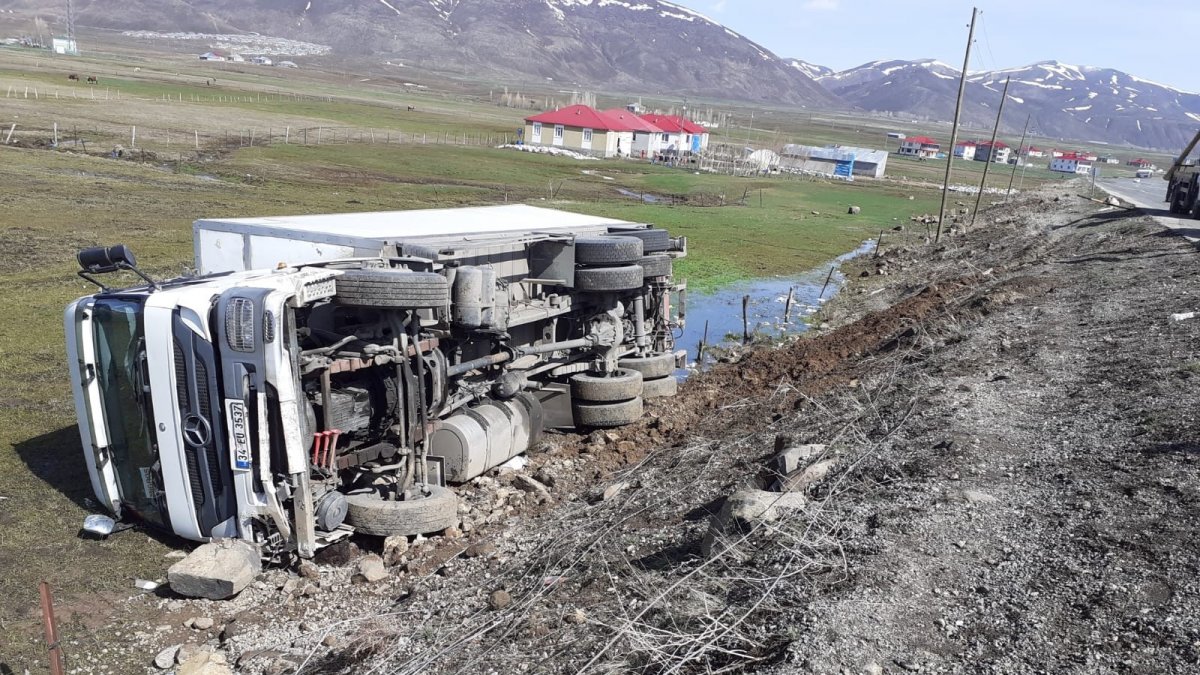 Kamyon şarampole devrildi, sürücü yaralandı