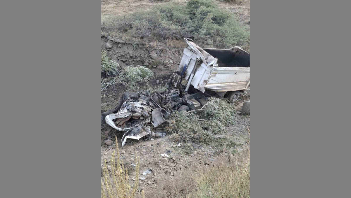 Kamyon şarampole uçtu: Sürücü ağır yaralı