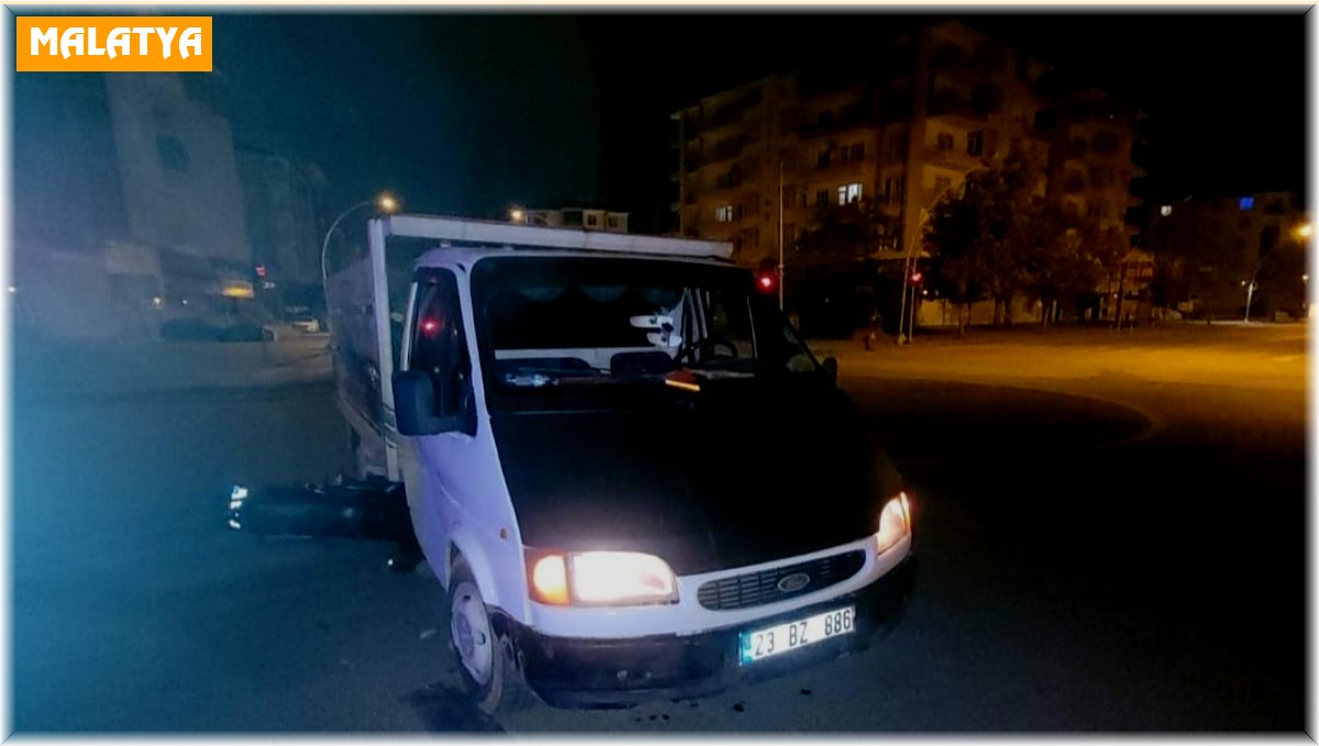 Kamyonet ile motosiklet çarpıştı: 2 yaralı
