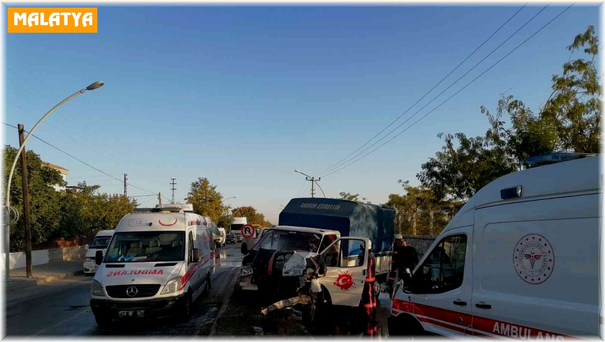 Kamyonet ile otobüs çarpıştı: 2 yaralı