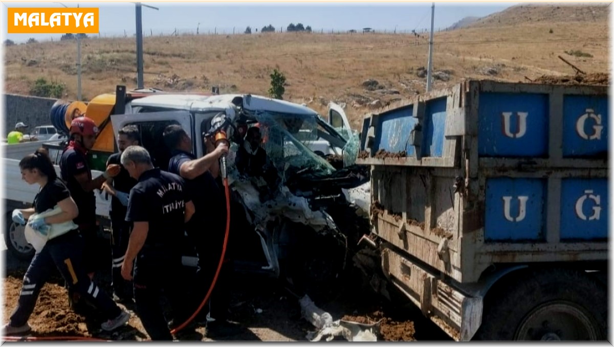 Kamyonet ile traktör çarpıştı: 1 yaralı