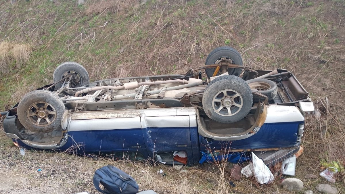 Kamyonet şarampole uçtu