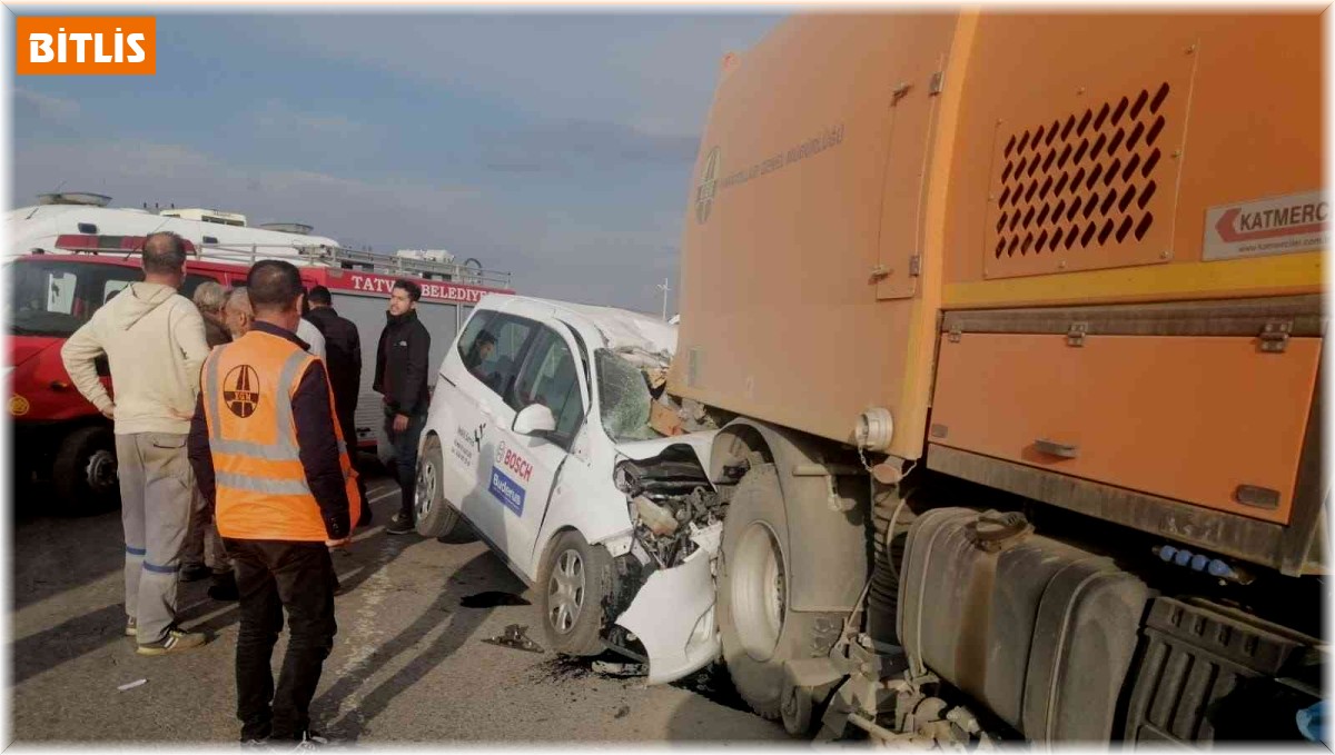Kamyonet yol temizleme aracına çarptı: 2 yaralı