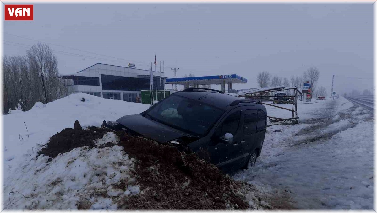 Kamyonet yoldan çıktı: 2 yaralı