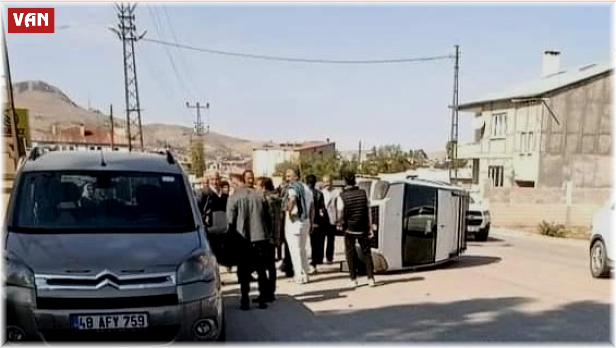 Kamyonete çarpan minibüs yan yattı