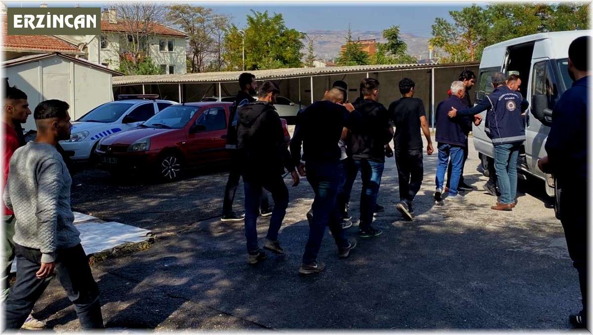 Kamyonetin kasasında 18 kaçak göçmen ile 3 organizatör şüphelisi yakalandı