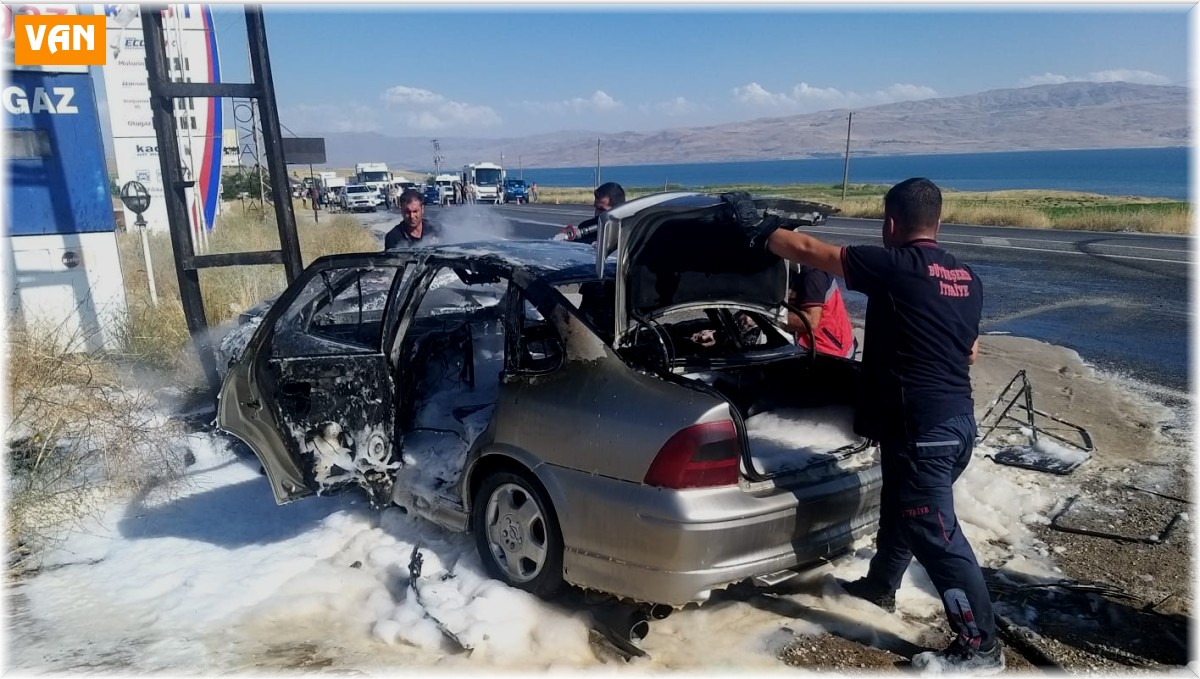 Kamyonetle çarpışan otomobil alev alev yandı