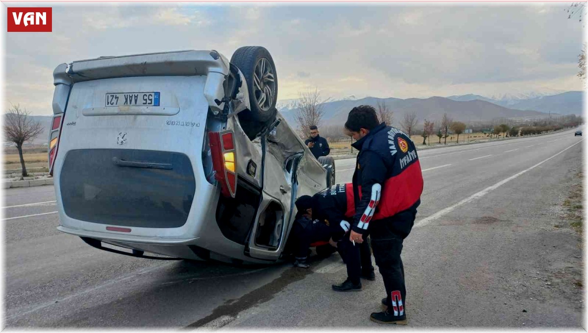 Kamyonetle minibüs çarpıştı: 2 yaralı