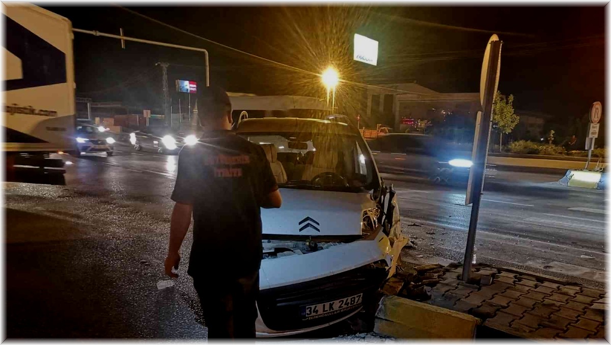 Kamyonetle minibüs çarpıştı: 4 yaralı