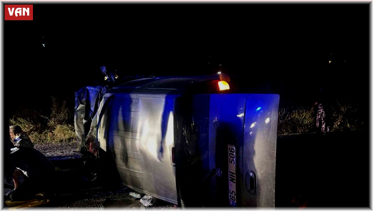 Kamyonetle traktör çarpıştı: 2'si çocuk 7 yaralı