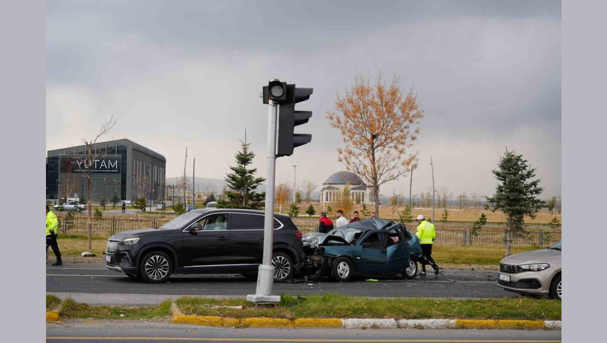 Kamyonun freni boşaldı, zincirleme kaza yaşandı: 2 yaralı