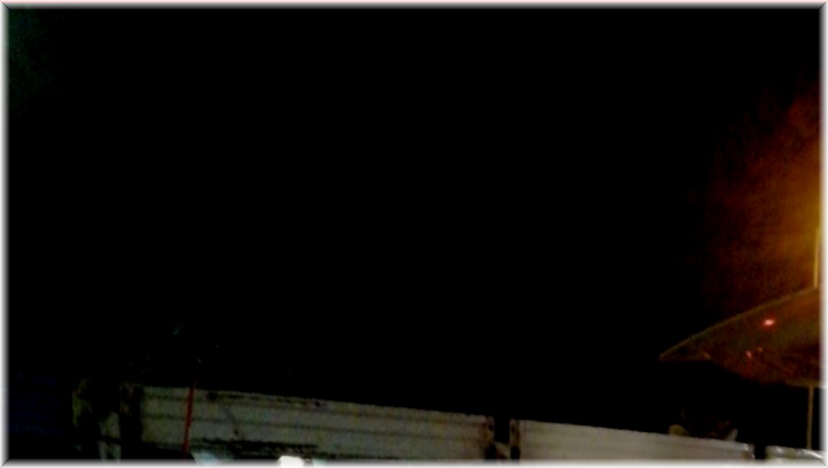 Kamyonun kasasında sıkışan büyükbaş hayvanlar, itfaiye ekipleri tarafından kurtarıldı