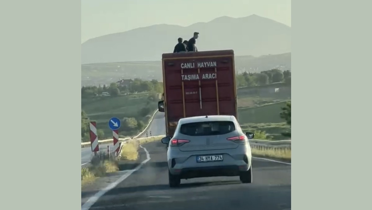 Kamyonun üzerinde tehlikeli yolculuk kamerada