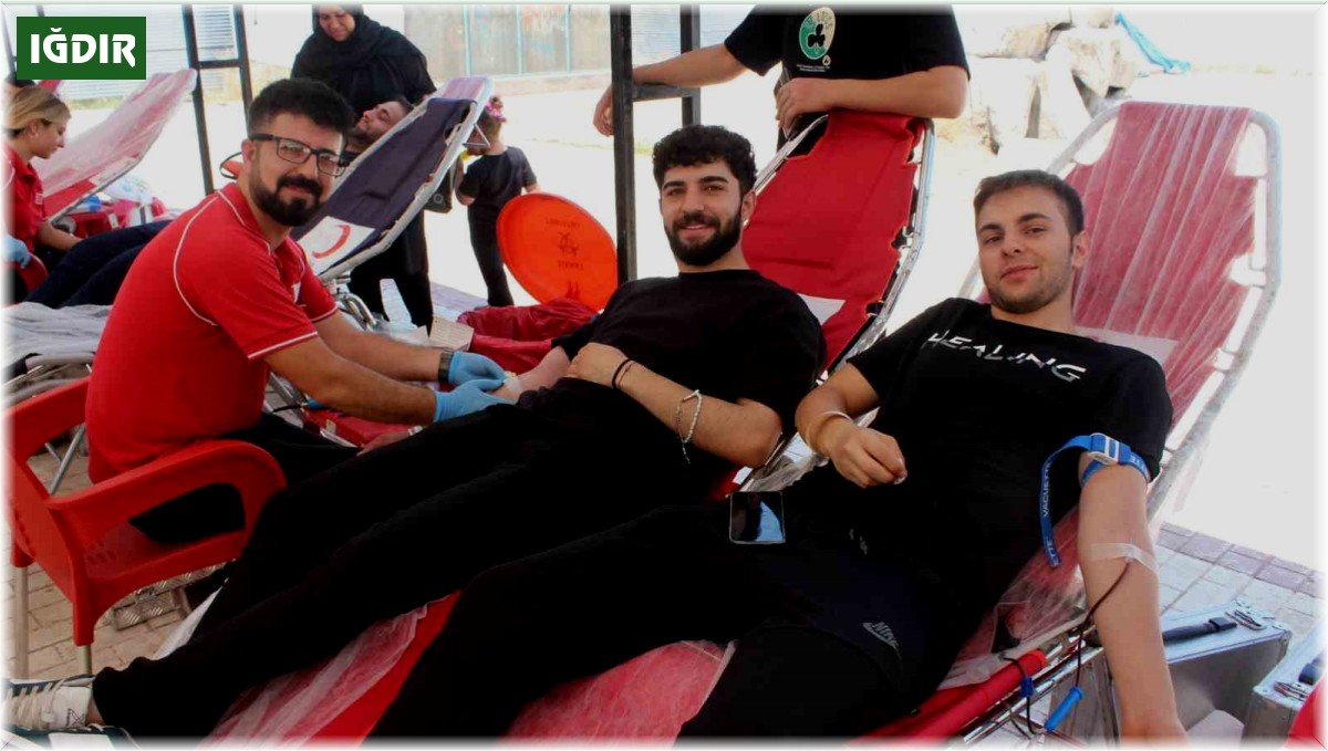 Kan akıtmak yerine Kızılay'a kan bağışlıyorlar