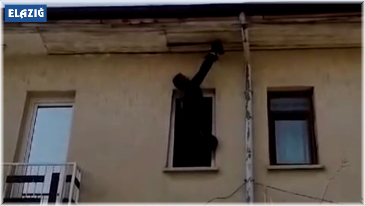 Kanadı çatı arasına sıkışan kargayı itfaiye kurtardı