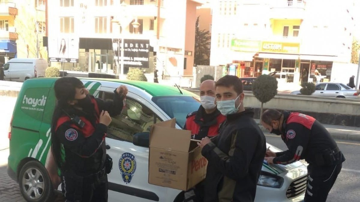 Kanadı kırık Serçe'ye polis şefkati
