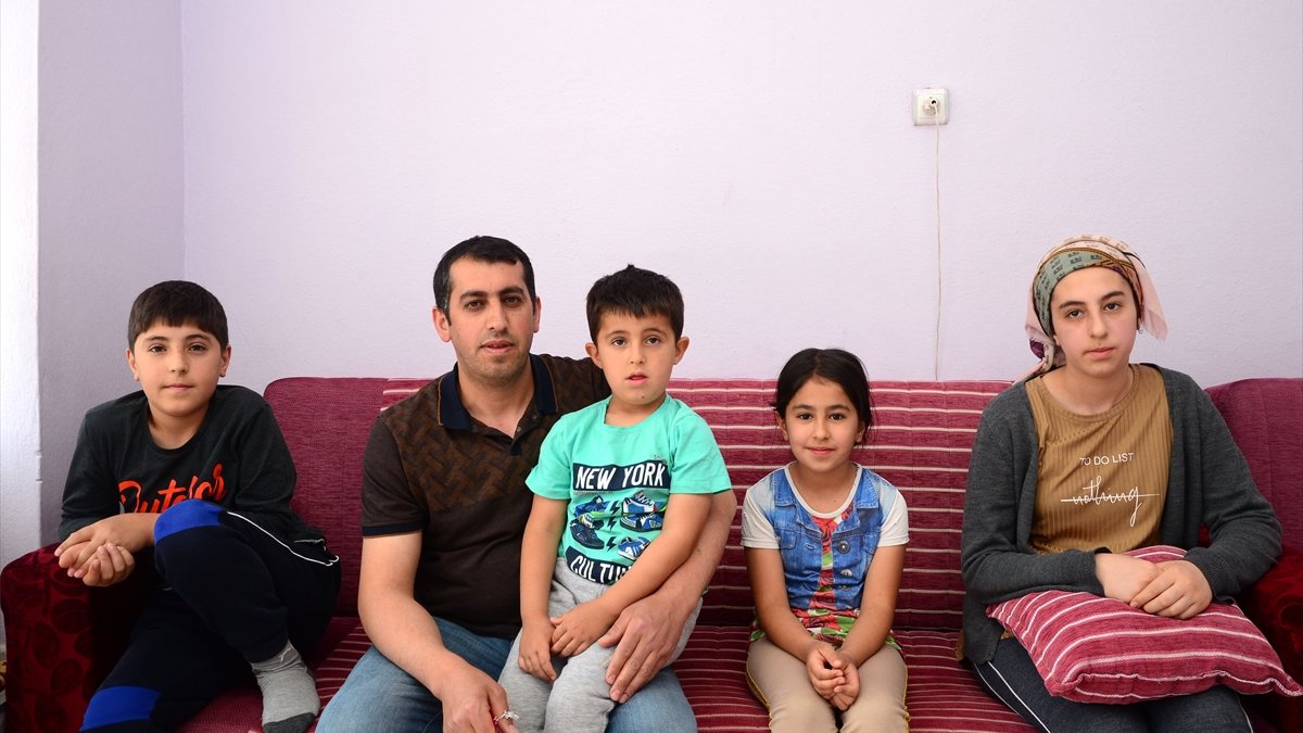 Kanserden eşini kaybeden baba 4 çocuğuna hem annelik hem babalık yapıyor