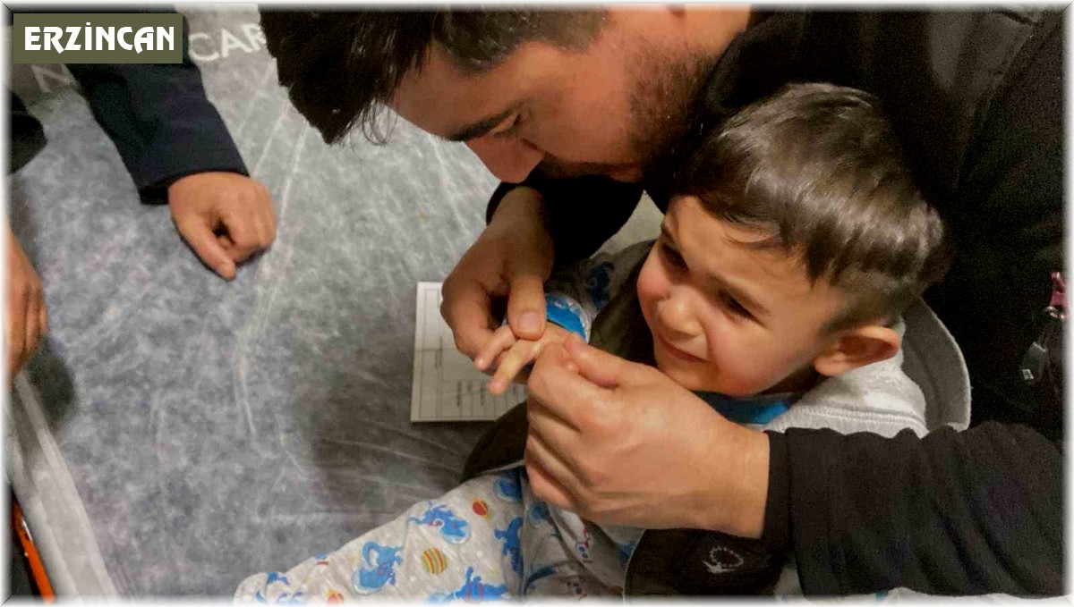 Kapak açacağına parmağını sıkıştıran çocuğu itfaiye kurtardı