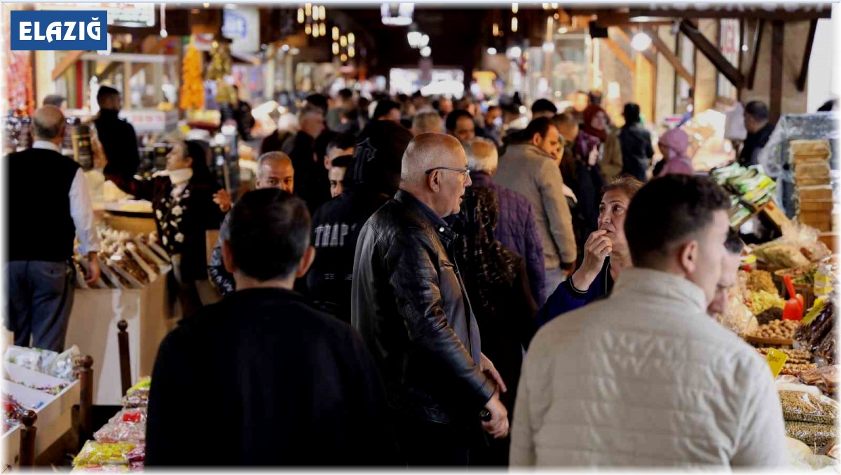 Kapalı Çarşı'daki gurbetçi yoğunluğu esnafın yüzünü güldürdü