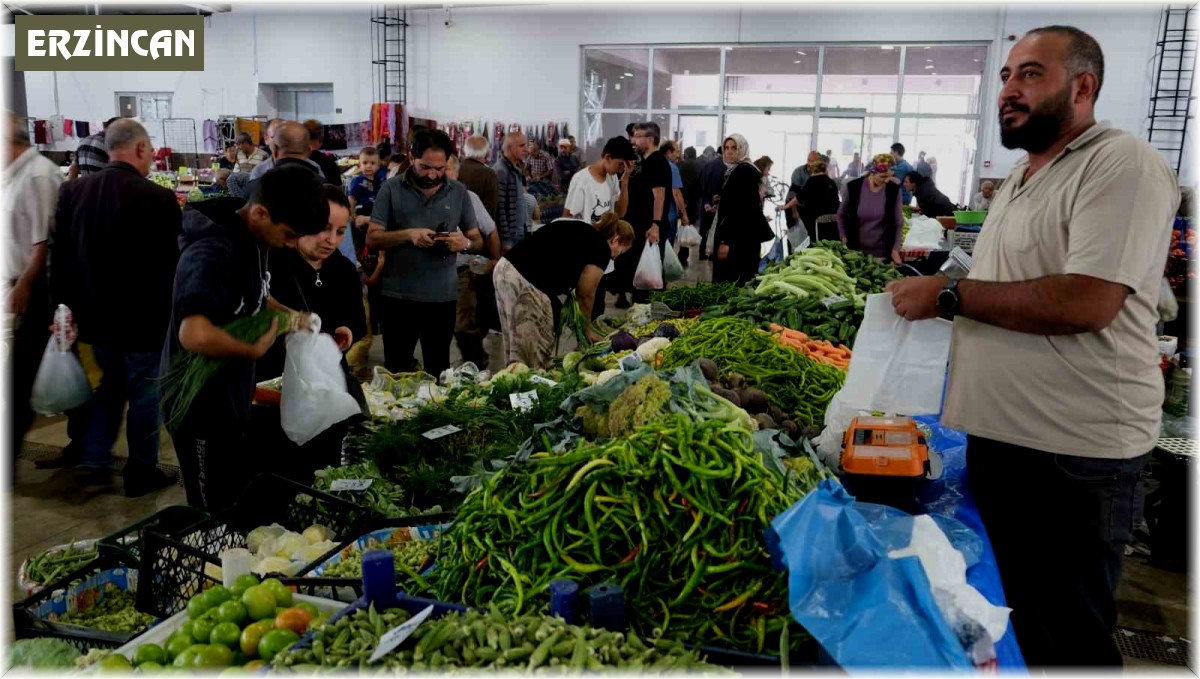 Kapalı semt pazarında cumartesi yoğunluğu