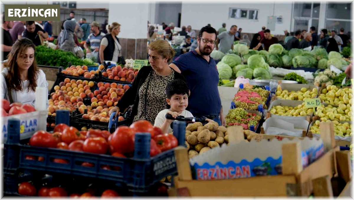 Kapalı semt pazarında cumartesi yoğunluğu