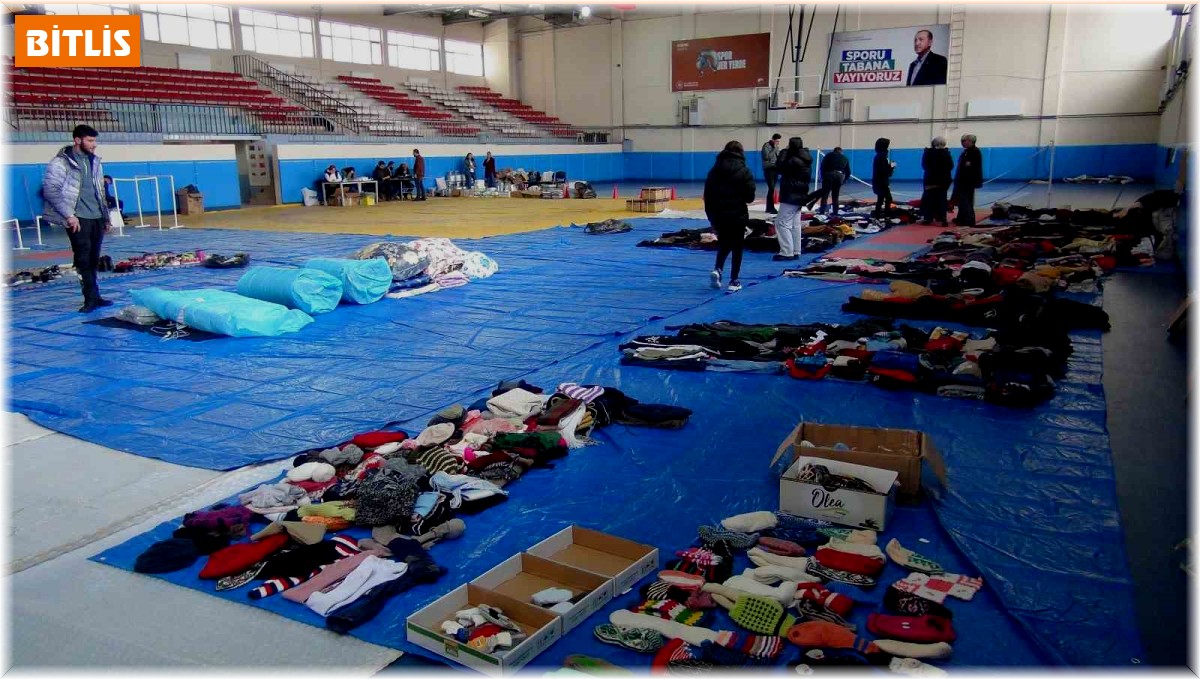 Kapalı spor salonu depremzedeler için 'Sosyal Markete' dönüştürüldü