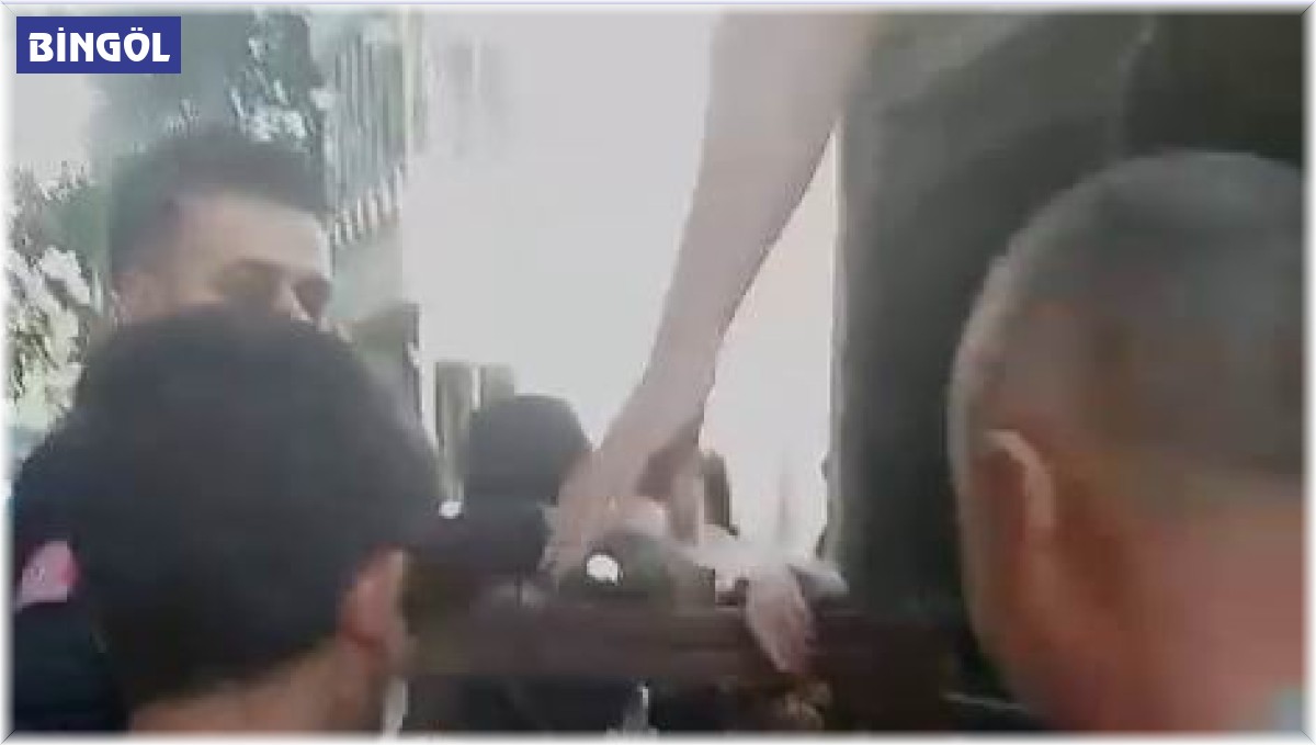 Kapının üzerinden atlamak isteyen çocuğun koluna demir saplandı