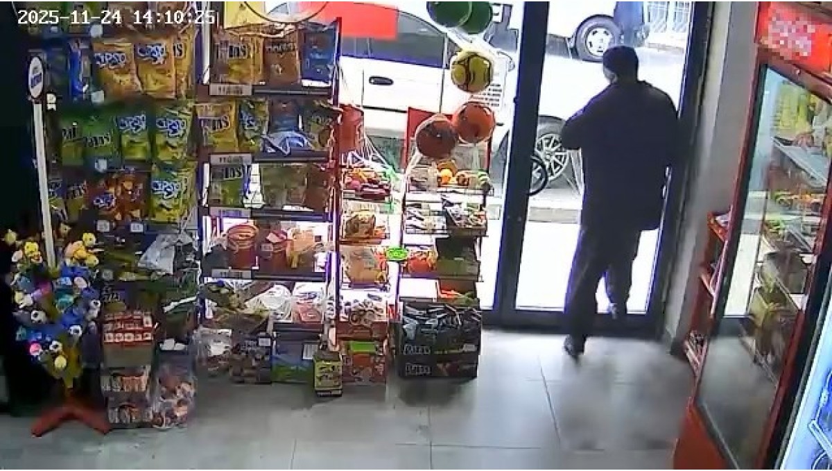 Kapıyı fark etmedi, kafasıyla camı kırdı