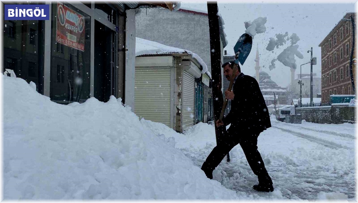 Kar 15 köyün ulaşımını kapattı