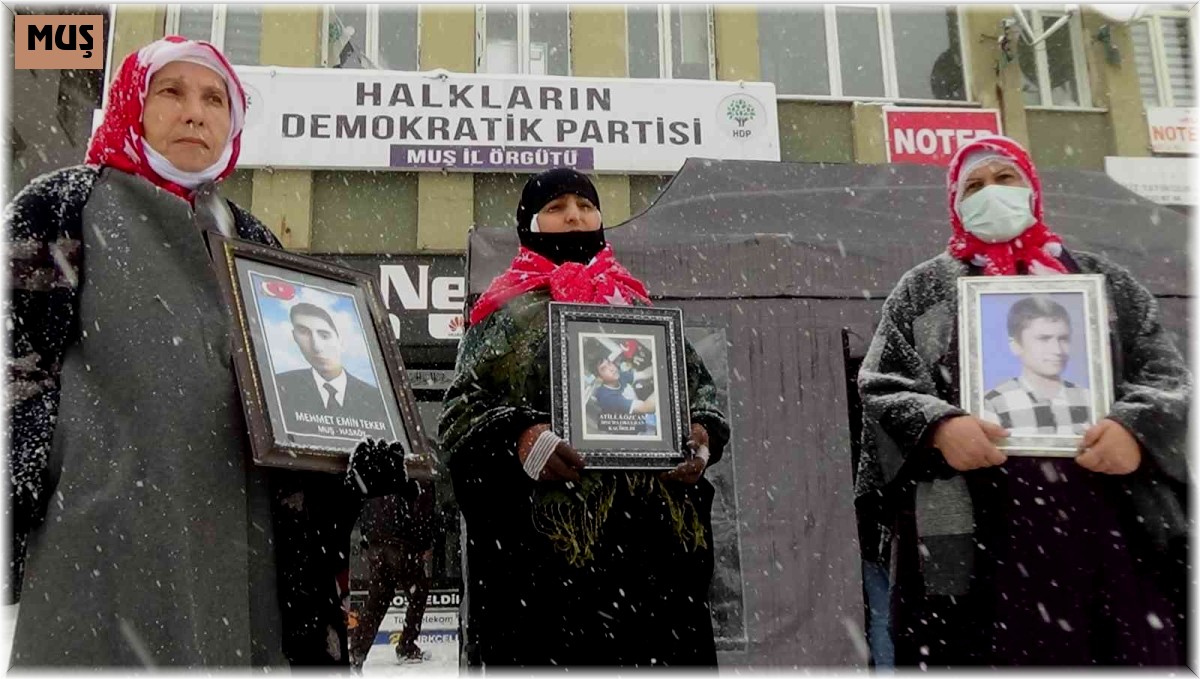 Kar altında evlat nöbeti