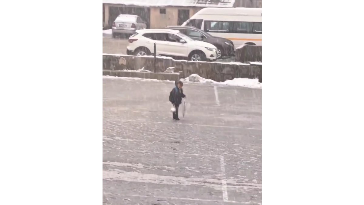 Kar altında İstiklal Marşı'nı okuyan çocuk yürekleri ısıttı