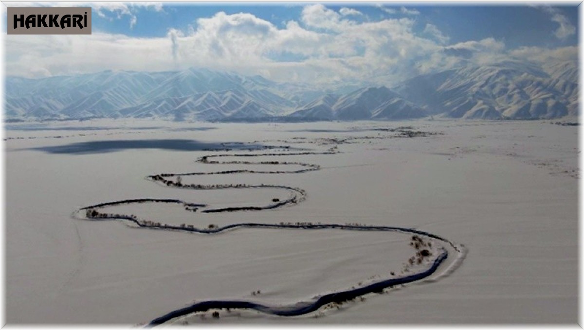 Kar altındaki menderesler görenleri mest ediyor