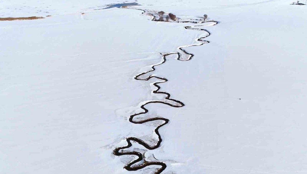 Kar altındaki menderesler güzel manzaralar oluşturuyor