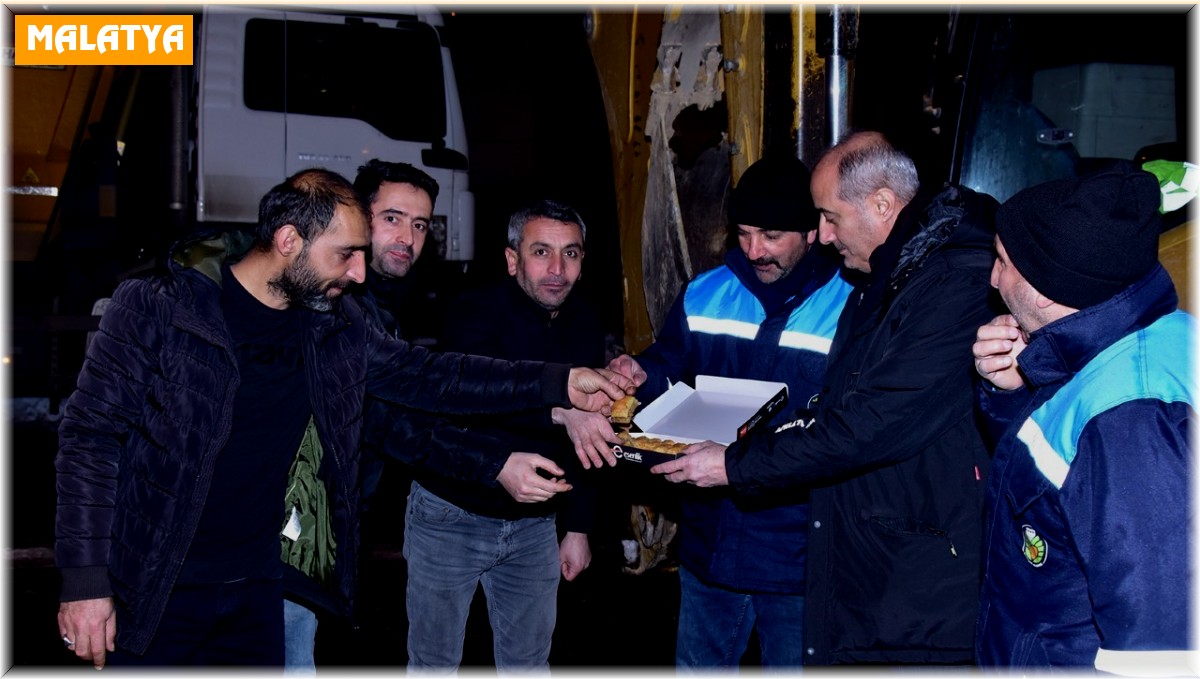 Kar çalışması yapan personele tatlı ikramı