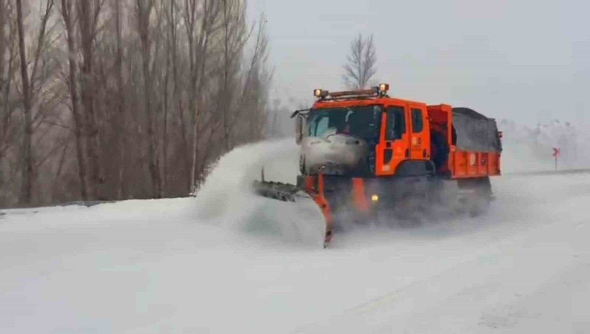 Kar durmadı, Karayolları ekipleri gece gündüz sahada