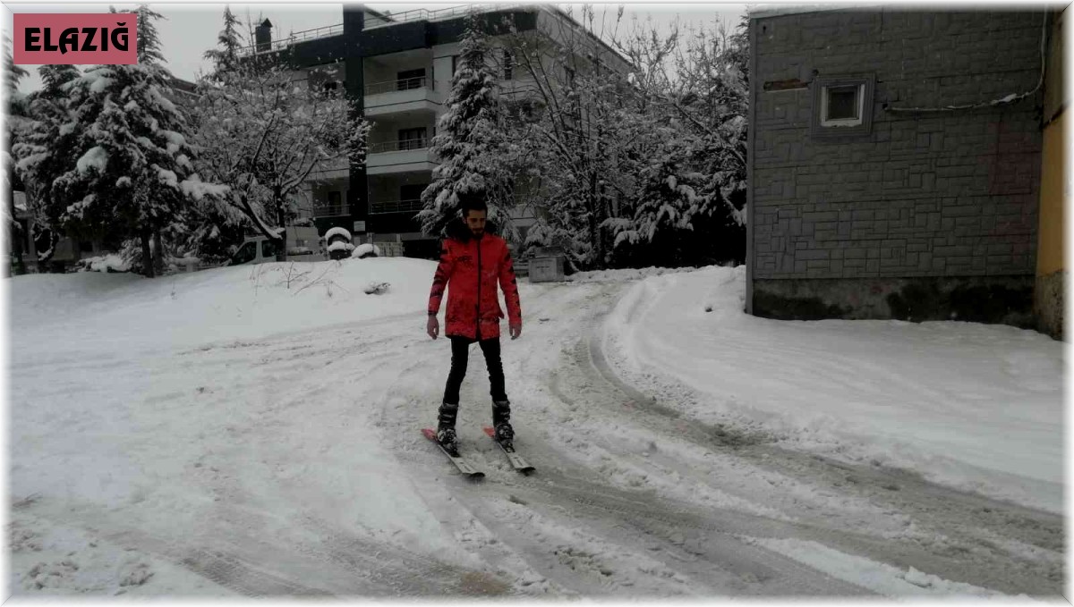 Kar Elazığ'ı kapladı, 3 kafadar kayak takımlarını alıp caddeleri kayakla gezdi