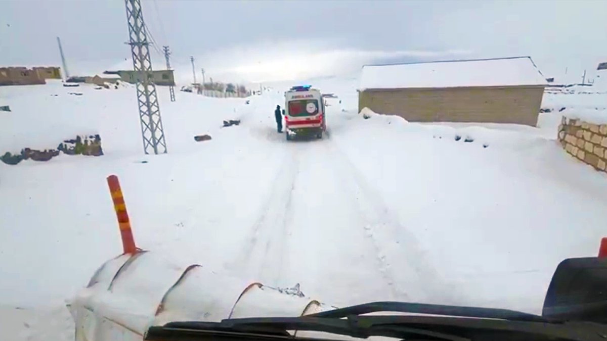 Kar engeline rağmen zamanla yarış: Patnos’ta hasta için köy yolu açıldı