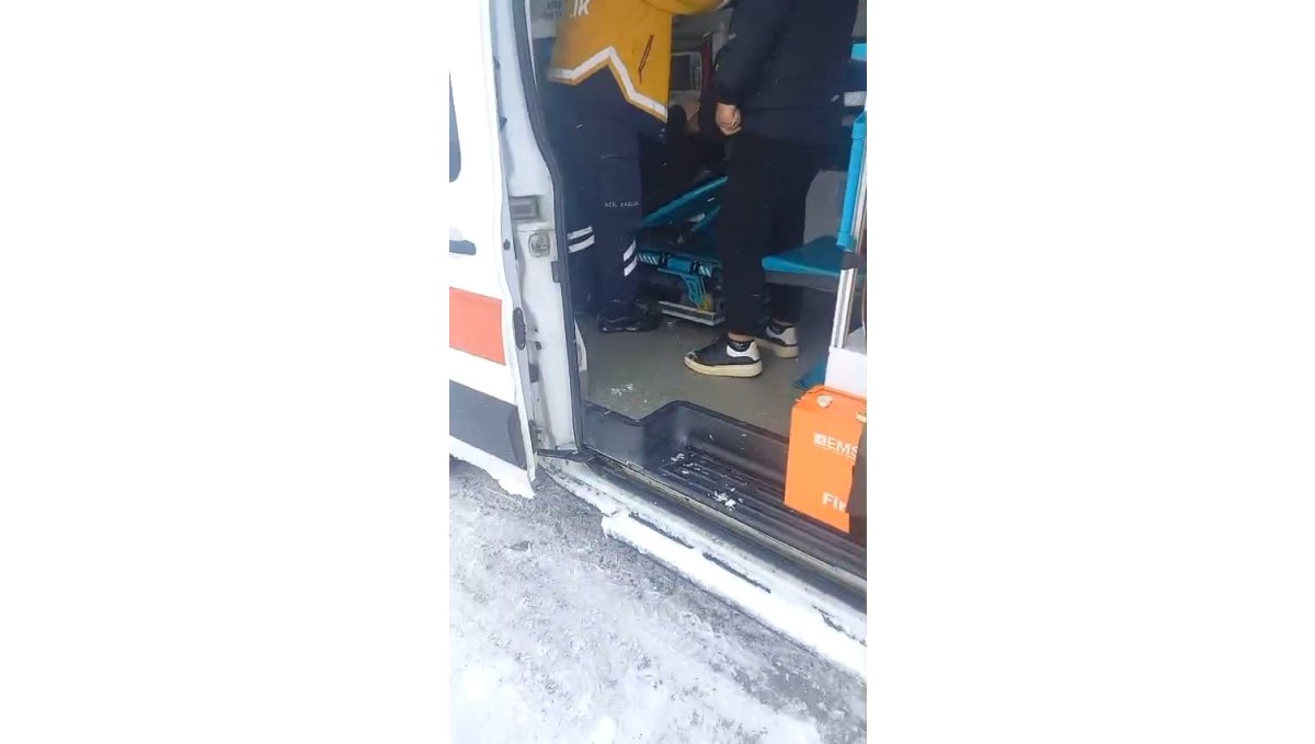 Kar engeline takılan ambulansa karayolları ekipleri yetişti