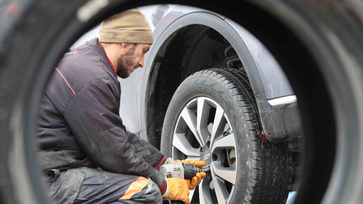 Kar erken geldi, yasak başlamadan oto lastikçilerde yoğunluk başladı