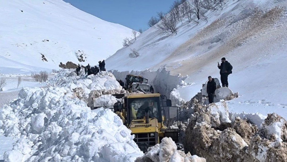 Kar kalınlığı 3 metreyi aşmıştı: Tunceli'de kapalı köy yolu kalmadı