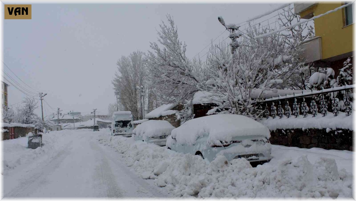 Kar kalınlığı 50 santimi geçti, ilçede hayat durdu