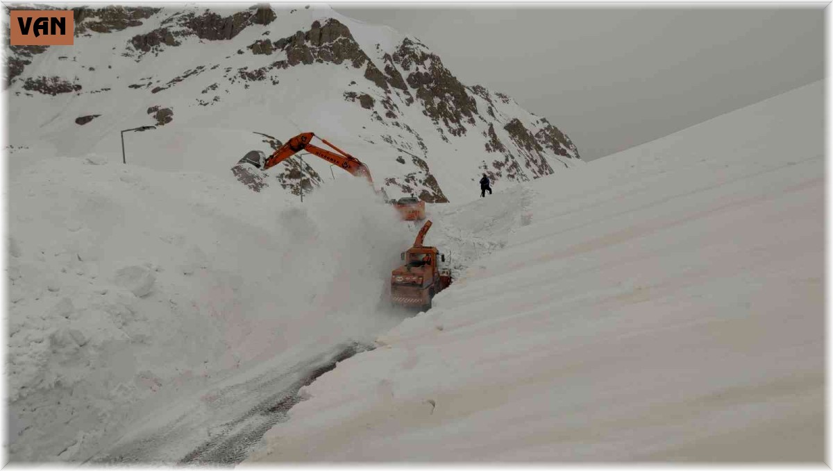 Kar kalınlığı 6 metreyi buldu, ekipler yolu bulmakta güçlük çekiyor