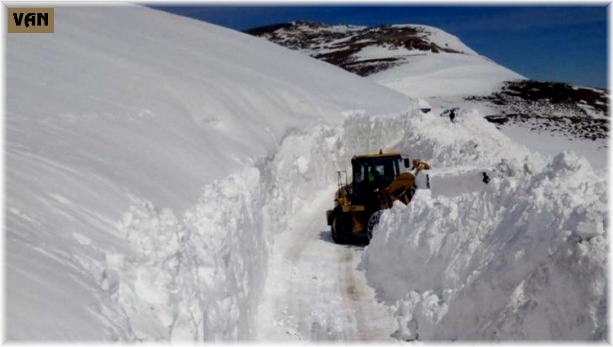 Kar kalınlığı iş makinelerinin boyunu aştı