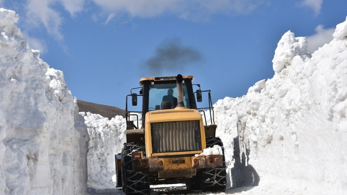 Kar kalınlığının 10 metreyi bulduğu Nemrut Krater Gölü'nün yolunda çalışma