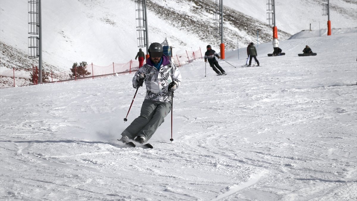 Kar kalınlığının 135 santimetreyi bulduğu Palandöken'de oteller marta dolu giriyor